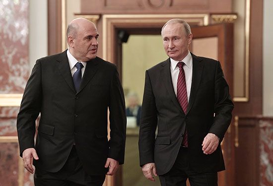 الرئيس الروسي فلاديمير بوتين ورئيس الوزراء ميخائيل ميشوستن يصلان لعقد اجتماع مع أعضاء الحكومة الجديدة