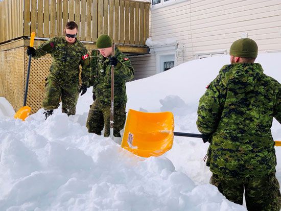 قوات الكندية يساعدون السكان في إزالة الثلوج في سانت جونز