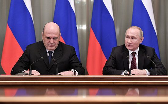 الرئيس الروسي فلاديمير بوتين ورئيس الوزراء ميخائيل ميشوستن يلتقيان بأعضاء الحكومة الجديدة