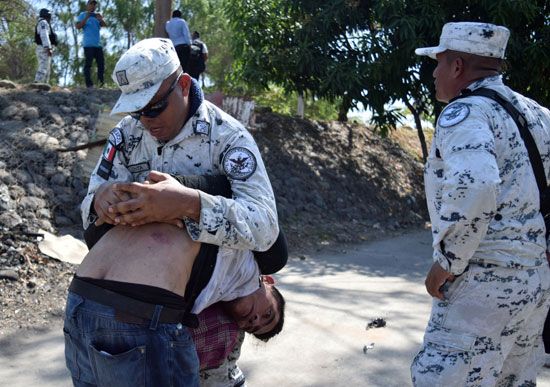 أحد أعضاء الحرس الوطني المكسيكي يعتقل مهاجرًا