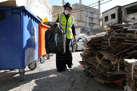 امرأة أردنية تجمع القمامة كجزء من برنامج تديره النساء لتحسين إدارة النفايات الصلبة