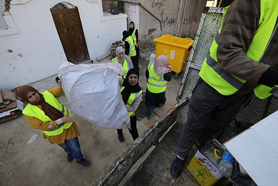 نساء أردنيات يستعدن لنقل النفايات إلى المحطة