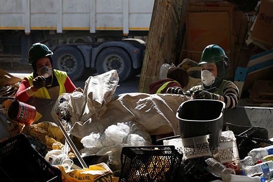 لمرأة الأردنية تلتقط القمامة في محطة في إطار برنامج تديره النساء لتحسين إدارة النفايات الصلبة