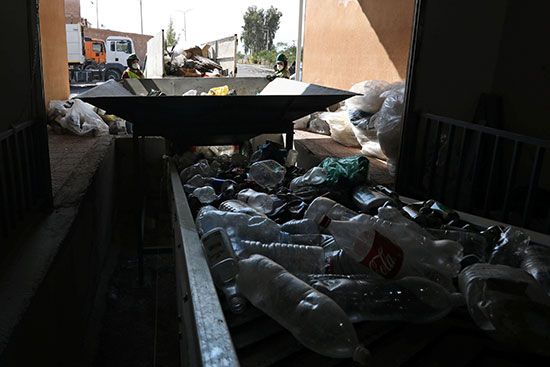 نساء أردنيات يلتقطن القمامة في محطة في إطار برنامج تديره النساء لتحسين إدارة النفايات