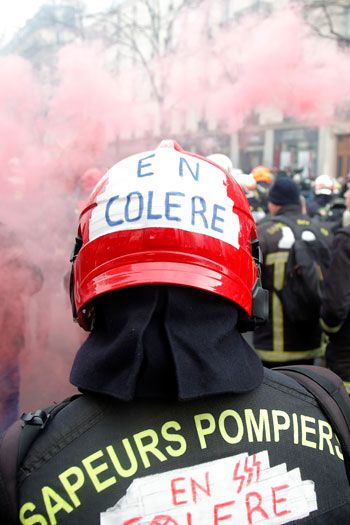 2020-01-28T141550Z_315153093_RC22PE9MLG12_RTRMADP_3_FRANCE-PROTESTS-FIREFIGHTERS