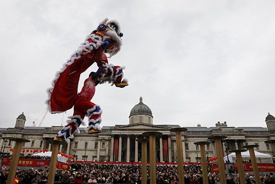 مؤدي يقفز في عرض السنة القمرية الصينية الجديدة في وسط لندن