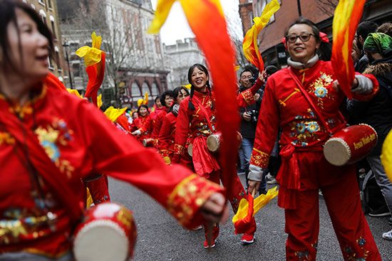 الممثلون يشاركون في عرض السنة القمرية الصينية الجديدة فى لندن