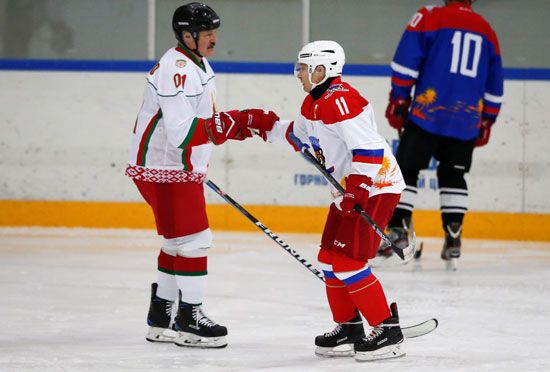 بوتين يلعب الهوكى مع نظيره البيلاروسى