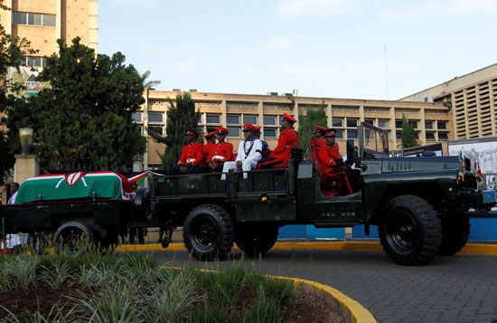 ضباط عسكريون يرافقون نعش الرئيس الكيني السابق الراحل دانييل آراب موي