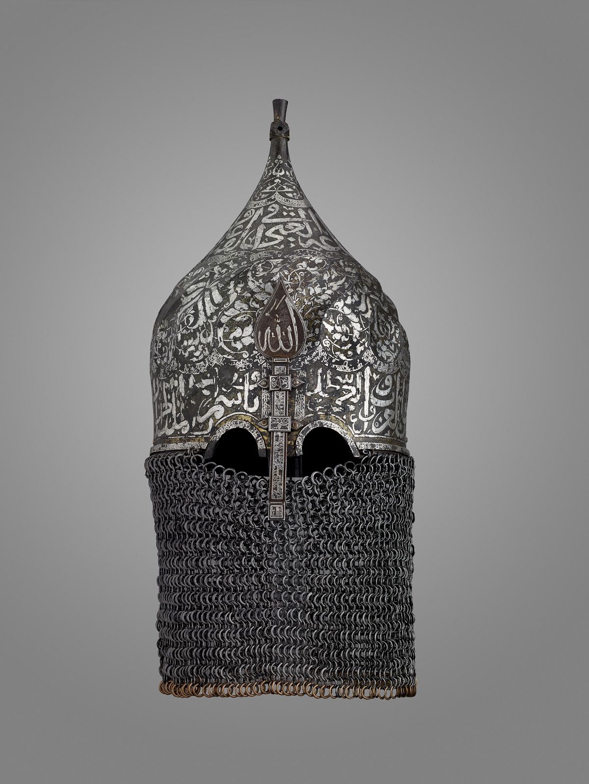 خوذة فارس مسلم فى معرض الفروسية فى متحف اللوفر أبوظبي