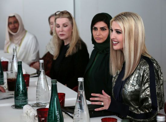 تتحدث إيفانكا ترامب  أثناء لقائها مجموعة من النساء أثناء زيارة متحف اللوفر في أبو ظبي.