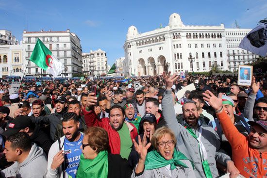 مئات المتظاهرين بالجزائر