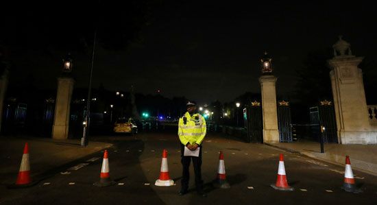 شرطى يغلق الطريق المؤدى للمسجد