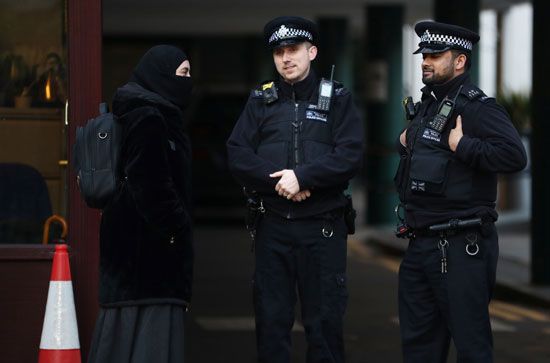 الشرطة البريطانية خارج المسجد
