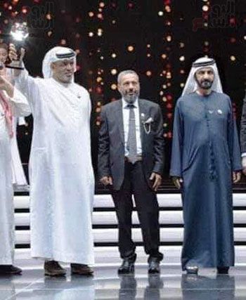 الدكتور-مجاهد-الطلاوي-يتسلم-الجائزة-من-حاكم-دبي