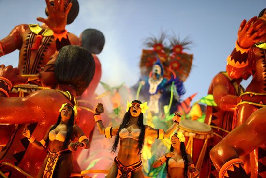 احتفالات موكب كرنفال في Sambadrome في ريو دي جانيرو
