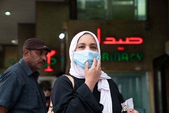 سيدة كويتية ترتدى الكمامة سيدة كويتية ترتدى الكمامة