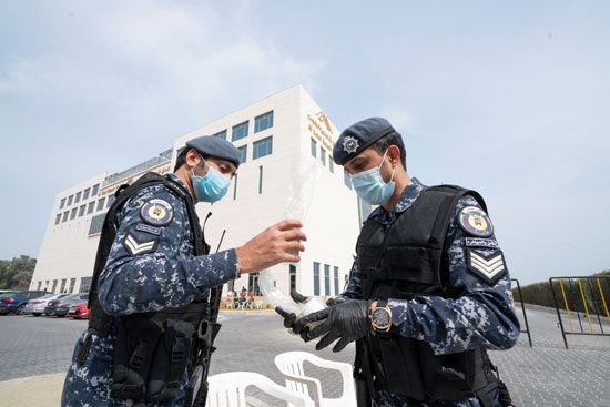 الشرطة الكويتيه ترتدى الكمامة الشرطة الكويتيه ترتدى الكمامة