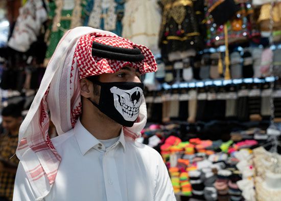 مواطن كويتى يرتدى الكمامة مواطن كويتى يرتدى الكمامة