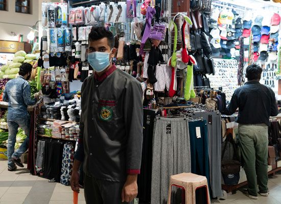 عامل يرتدى الكمامة عامل يرتدى الكمامة