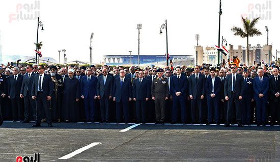 الرئيس السيسى يتقدم الجنازة العسكرية لتشييع جثمان مبارك (3)