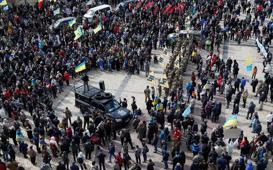 الناس يحضرون مسيرة بمناسبة يوم التطوع في كييف
