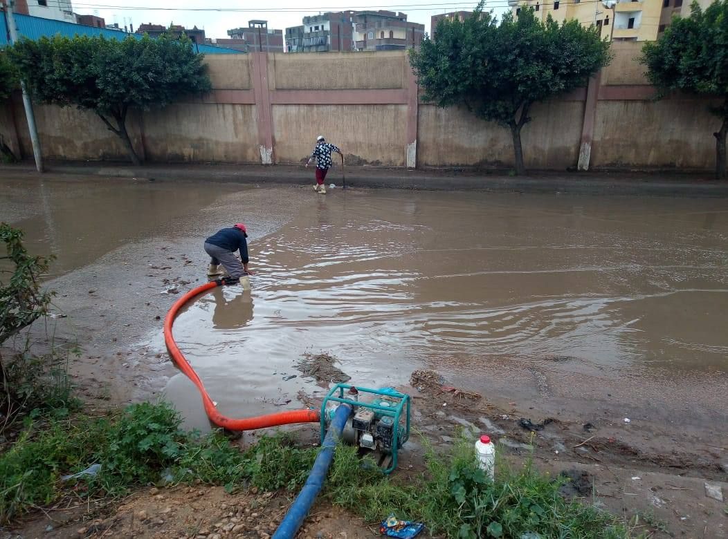 العمال يرفعون مياه الامطار من الشوارع فى كفر الشيخ (4)