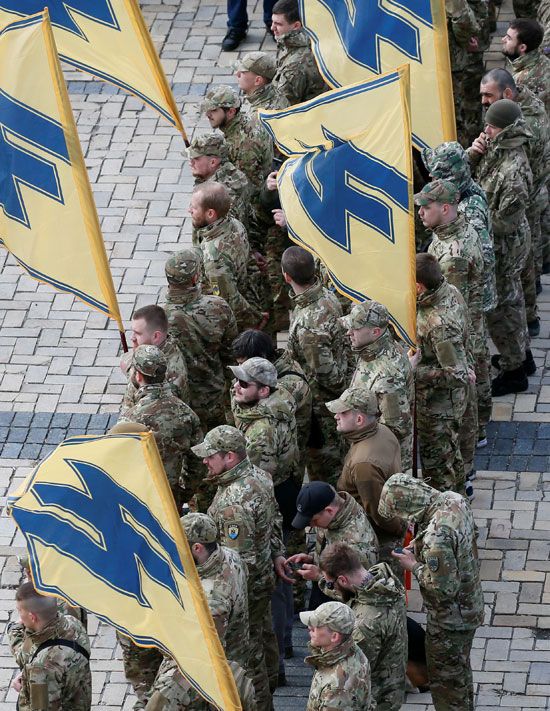 أفراد من كتيبة أزوف يحضرون مسيرة في يوم التطوع لتكريم المقاتلين الذين انضموا إلى القوات المسلحة الأوكرانية