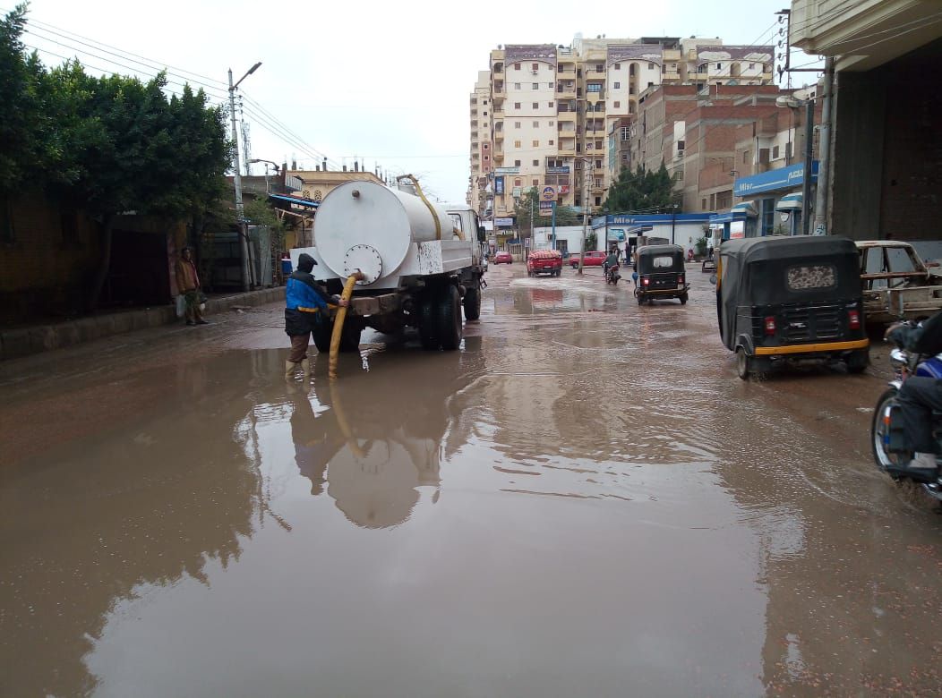 العمال يرفعون مياه الامطار من الشوارع فى كفر الشيخ (3)