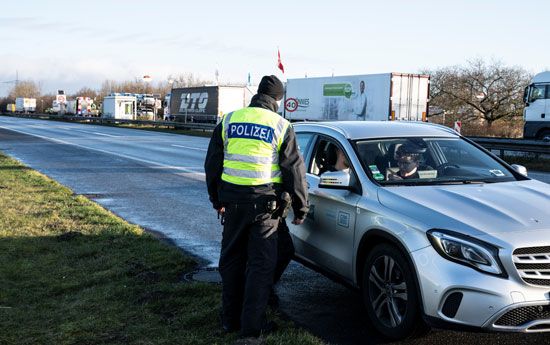 أحد افراد الشرطة الألمانية يفحص سيارة