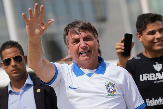 الرئيس البرازيلى يلوح لأنصاره