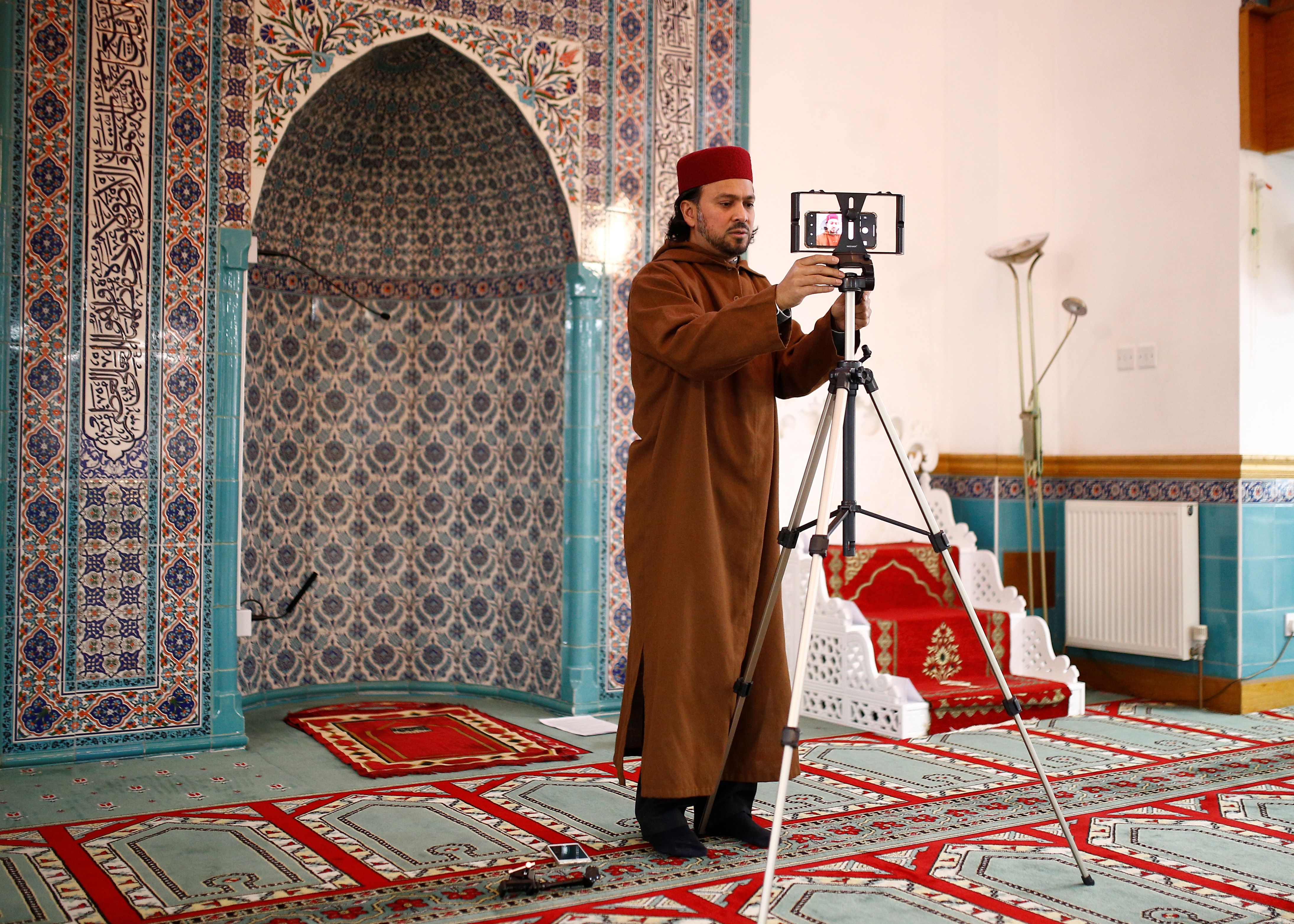 خطيب المسجد يجهز الفيديو قبل بدء الخطبة