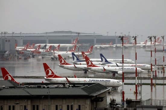 عدد كبير من الطائرات متوقفة بمطار اسطنبول