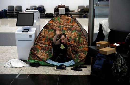 روسى يجلس داخل خيمته بمطار اسطنبول