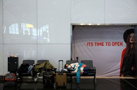 فتاة تنام بمطار اسطنبول