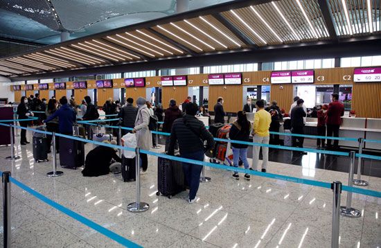 اصطفاف عدد كبير من الركاب بمطار اسطنبول