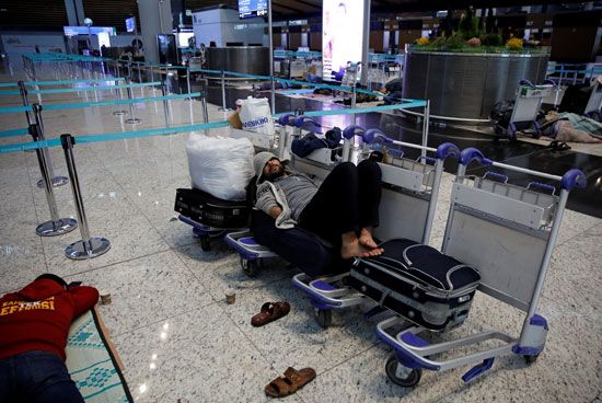 رجل ينام على عربة الحقائب بمطار اسطنبول