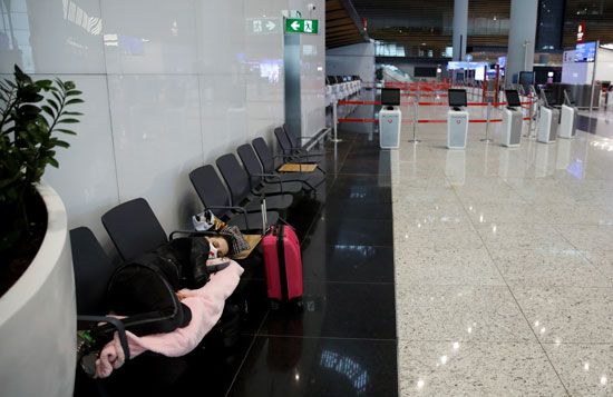 فتاة تنام داخل المطار بسبب وقف رحلات الطيران