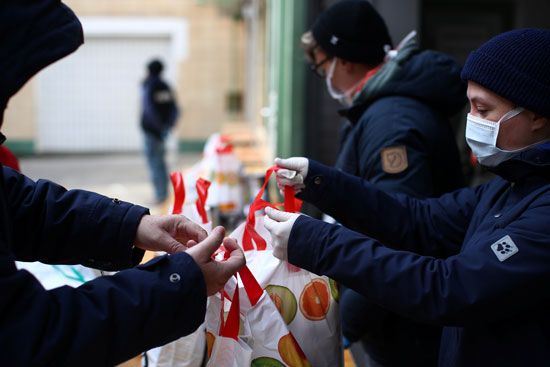 متطوع-من-كاريتاس-يسلم-الحقائب-مع-الطعام-خلال-حملة-توزيع-الغذاء-للمحتاجين-فى-فيينا