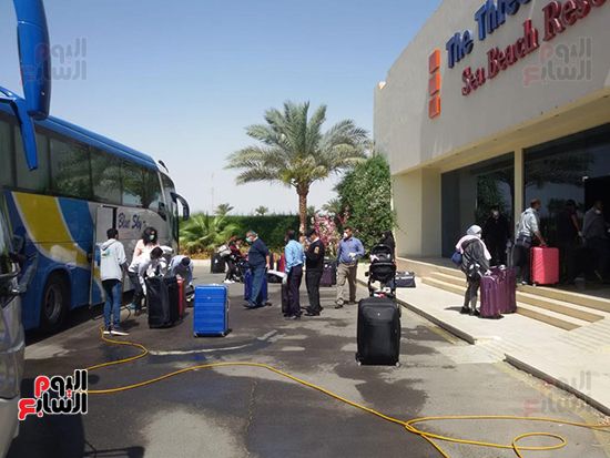 الفوج الثانى من المصريين العالقين فى أمريكا يصل مطار مرسى علم (8)