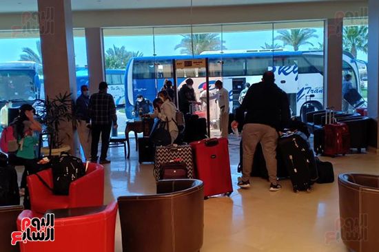 الفوج الثانى من المصريين العالقين فى أمريكا يصل مطار مرسى علم (5)