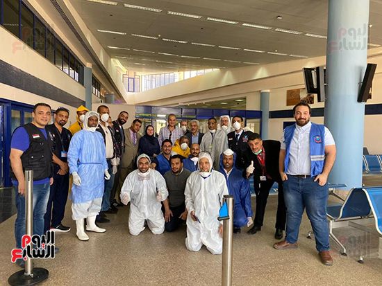 الفوج الثانى من المصريين العالقين فى أمريكا يصل مطار مرسى علم (3)