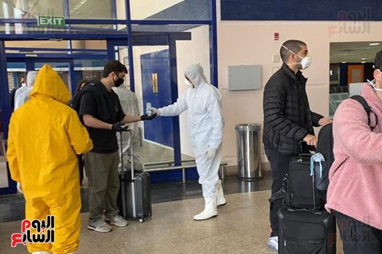 الفوج الثانى من المصريين العالقين فى أمريكا يصل مطار مرسى علم (9)