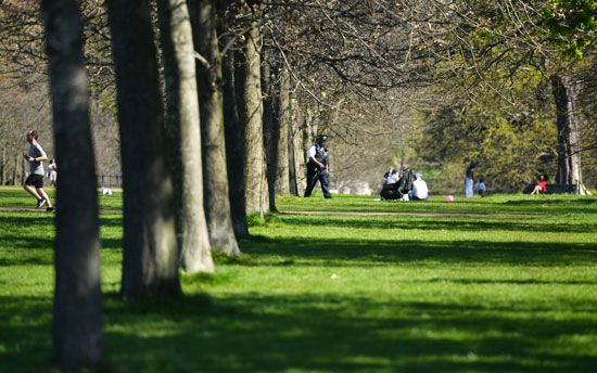شرطة بريطانيا تطارد ممارسى الرياضة بحدائق كينسينجتون