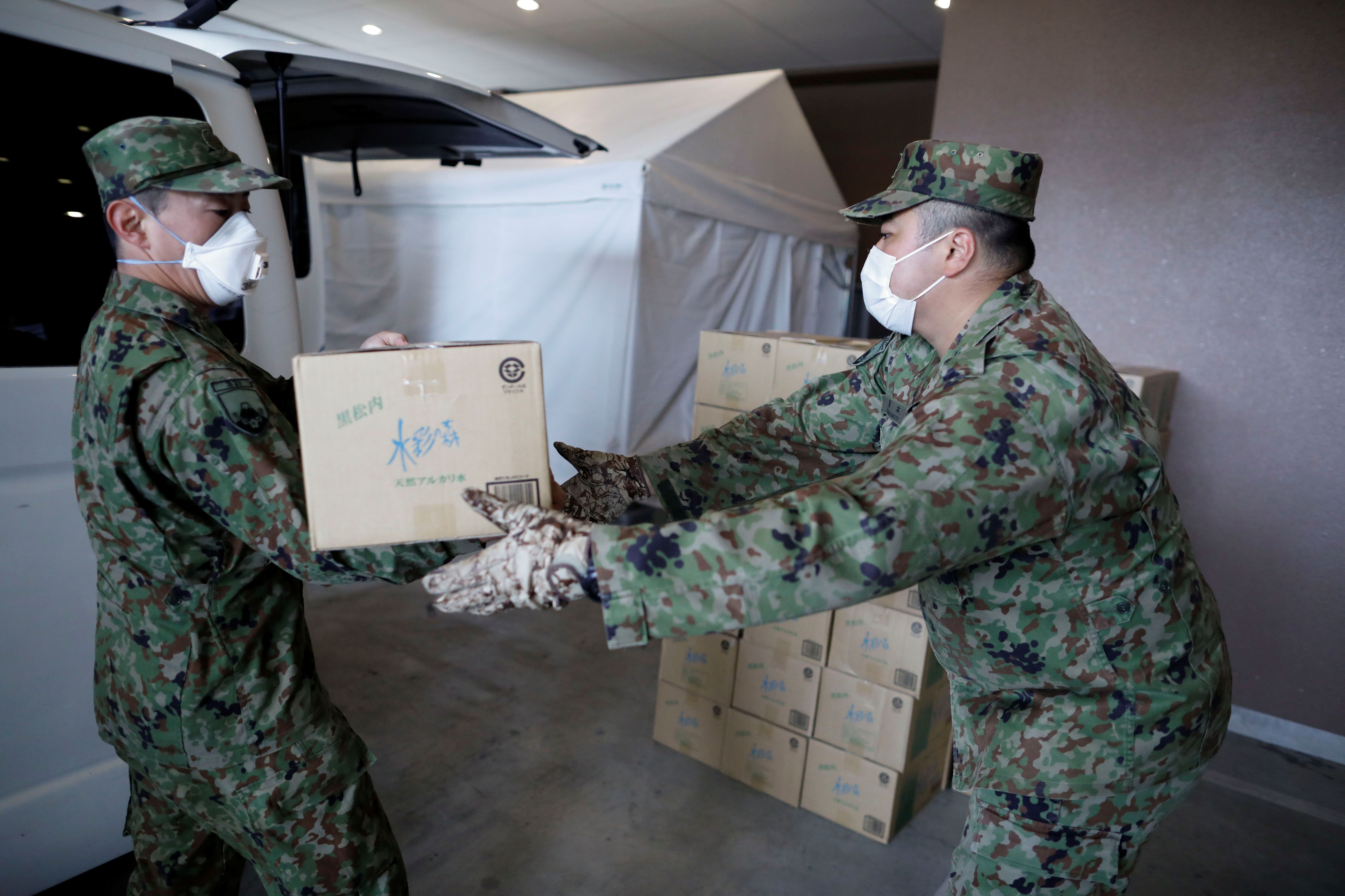 جنود يابانيون يؤسسون مركز لاستقبال أصحاب الأعراض الخفيفة بكورونا -  (2)