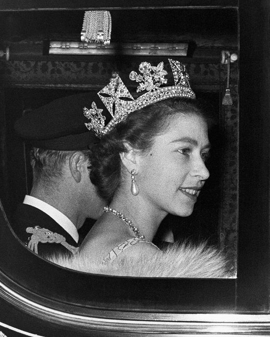 الملكة إليزابيث ترتدي  تاج جورج الرابع