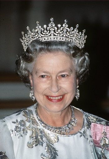 الملكة إليزابيث ترتدي تاج بنات بريطانيا العظمى وأيرلندا