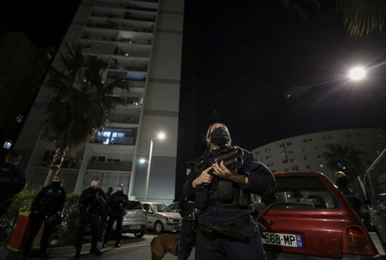 الشرطة الفرنسية تنتشر لتطبيق حظر التجول