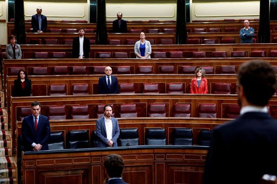 يقف رئيس الوزراء الإسباني بيدرو سانشيز ونوابه خلال دقيقة حداد