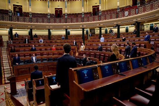 يقف رئيس الوزراء الإسباني بيدرو سانشيز ونوابه دقيقة صمت في بداية الجلسة